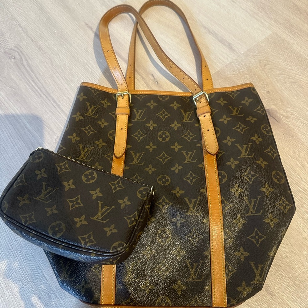 Authentic Large Louis Vuitton LV Bucket bag . Very good condition